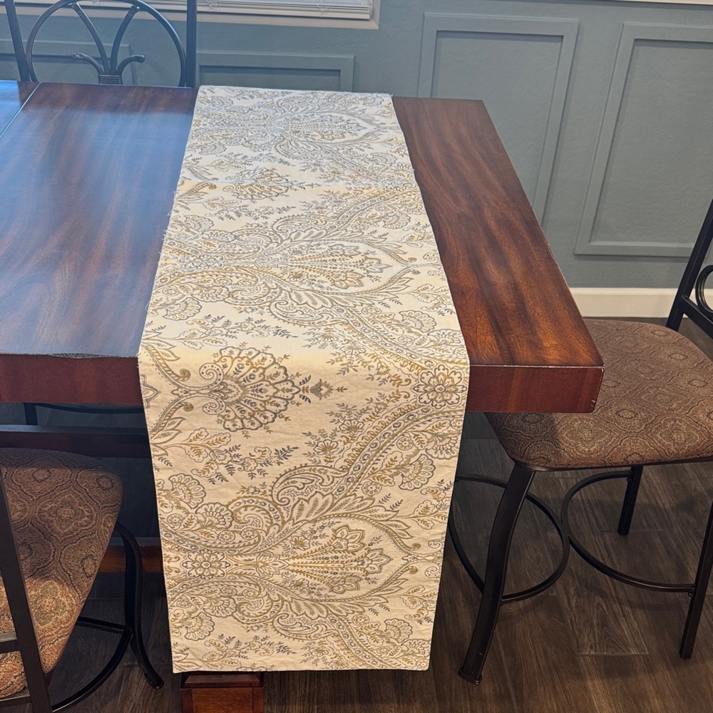 Elegant Paisley Table Runner